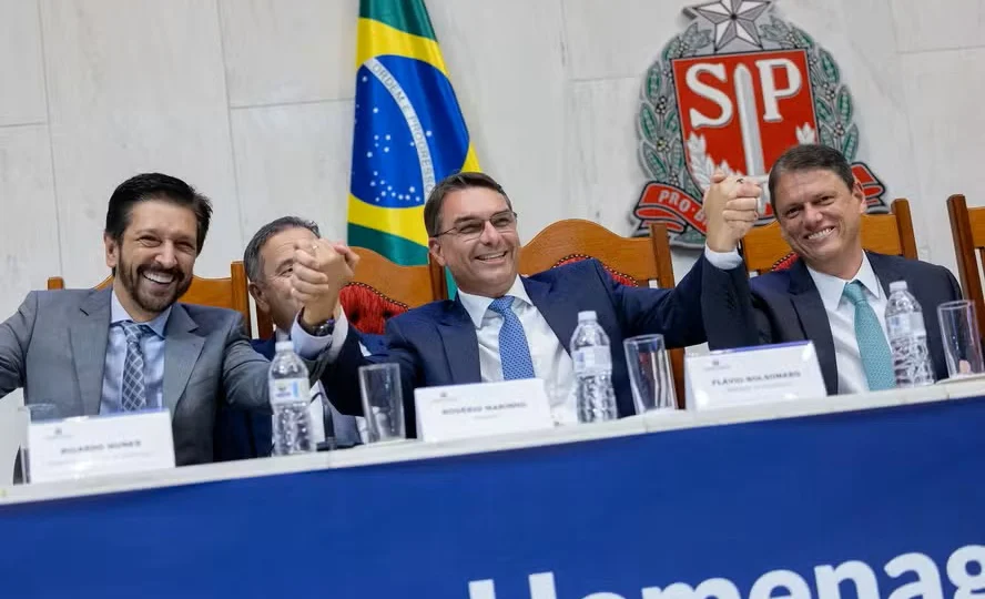 O comitê eleitoral de Flávio Bolsonaro será em São Paulo e revela o peso de Tarcísio na pré-campanha.
