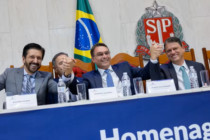 Flávio Bolsonaro escolhe São Paulo para comitê eleitoral e reforça aposta em Tarcísio