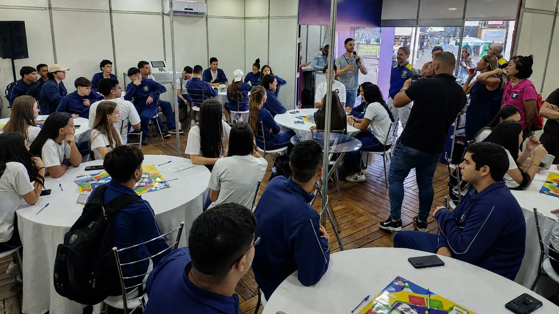 Estudantes participam de atividades da Assembleia Itinerante, iniciativa que fortalece o diálogo entre o Legislativo e a sociedade.
