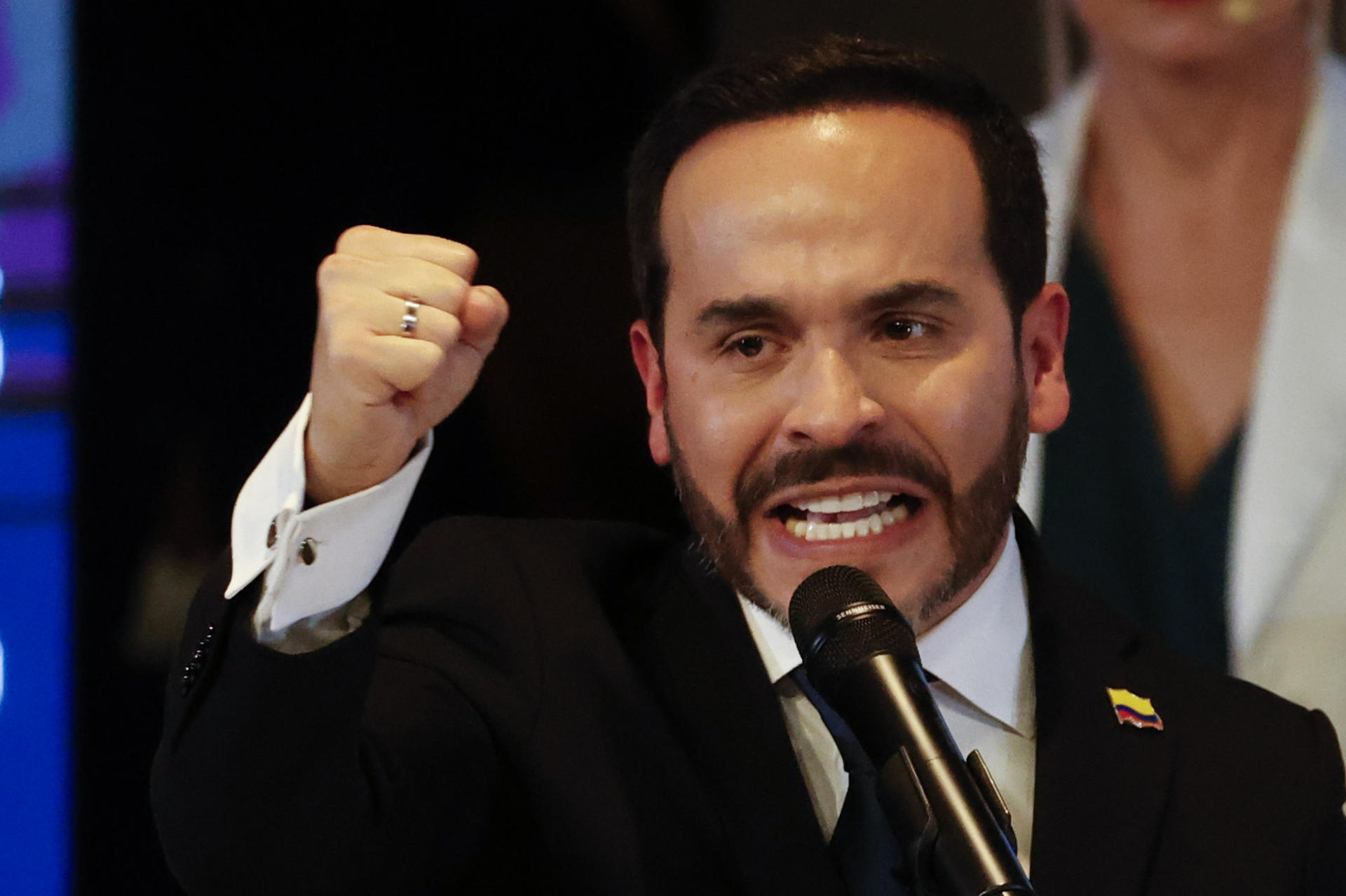 Espriella recebe credenciais presidenciais para liderar “reconstrução” da Colômbia