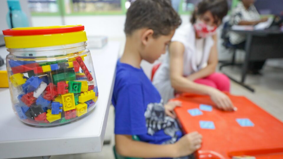 Improviso de professores com autistas em crise agrava riscos e expõe falta de diretrizes