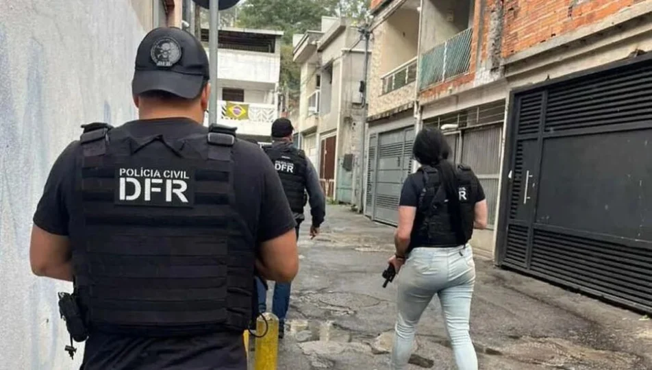 Operação prende suspeitos de furtos em condomínios de luxo.