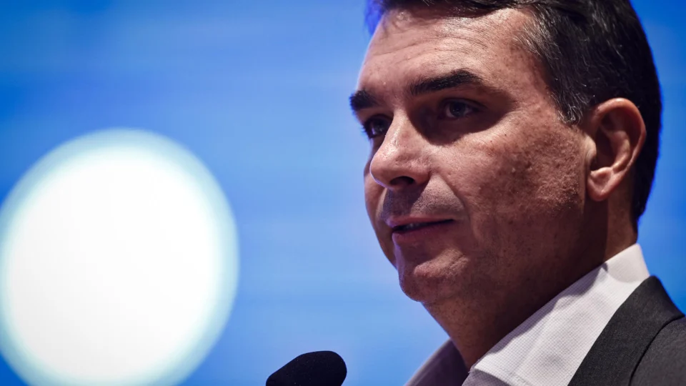 Em vídeo, Flávio Bolsonaro faz aceno a Michelle