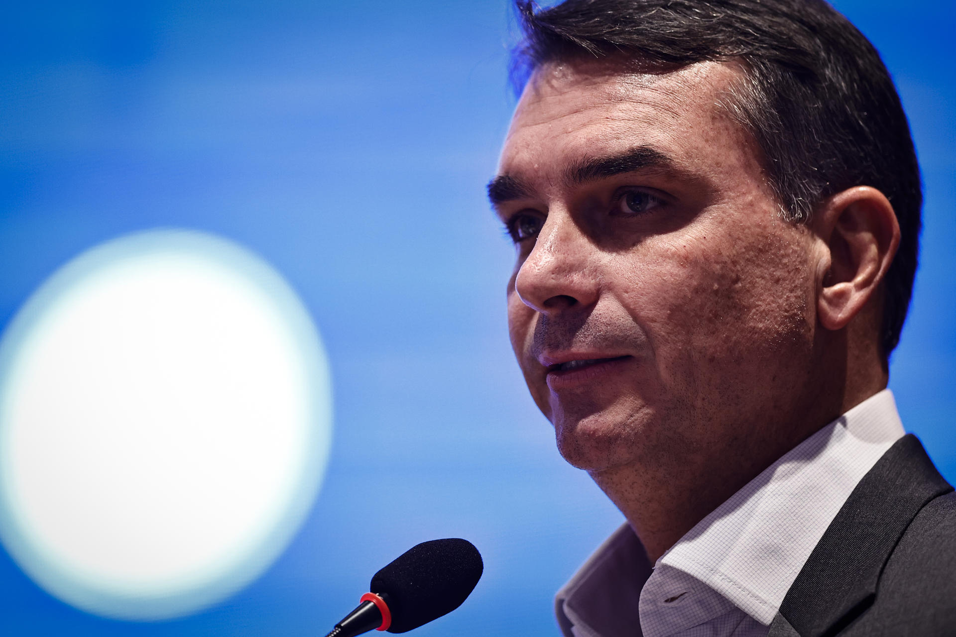 Flávio Bolsonaro reforça posicionamento sobre vídeo de desabafo de Michelle e afirma que “sozinho” é difícil mudar o Brasil.