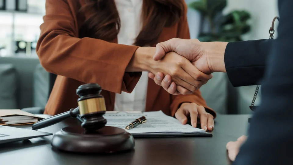 Precatórios são dívidas que a justiça decidiu que o poder público deve pagar, mas que normalmente é quitada em ordem de fila, o que pode demorar anos.