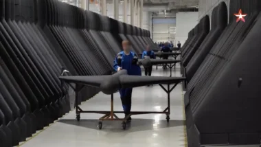 TV russa mostrou trabalho de produção de drones na fábrica de Alabuga, na Rússia.
