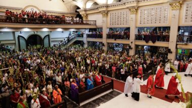 Fiéis católicos participam de uma missa em uma igreja nas Filipinas: Justiça rejeitou ação contra bispo e padre