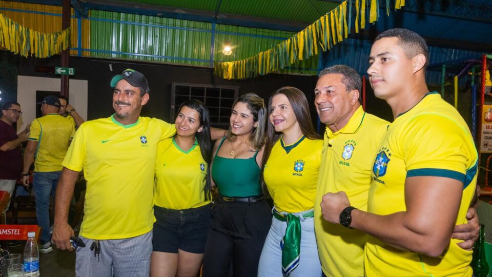 Ex-técnico da seleção caça votos em bar enquanto o Brasil entra em campo