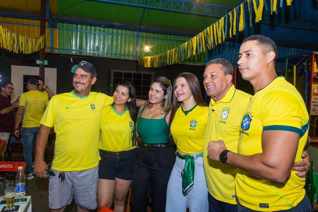 Pré-candidato ao Senado, Vanderlei Luxemburgo posa com torcedores em um bar de Dianópolis, no Tocantins, durante jogo da seleção brasileira pela Copa do Mundo 2026.