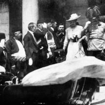 Arquiduque Fraz Ferdinand e a duquesa Sofia se aproximam do carro onde seriam mortos minutos depois, em Saraievo.