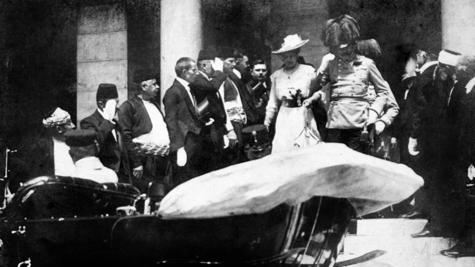 Arquiduque Fraz Ferdinand e a duquesa Sofia se aproximam do carro onde seriam mortos minutos depois, em Saraievo.