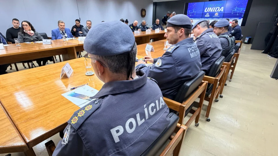 Reuniões periódicas entre representantes das forças de segurança e de diferentes órgãos públicos permitem definir estratégias conjuntas e acompanhar a evolução dos indicadores criminais no município.