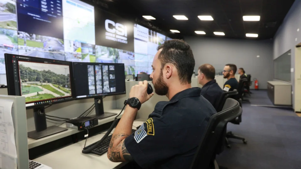 O Centro de Segurança e Inteligência (CSI) reúne monitoramento eletrônico 24 horas e apoio em tempo real às forças de segurança, ampliando a capacidade de prevenção e resposta às ocorrências.