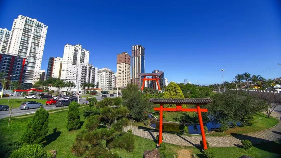 Espaços urbanos bem planejados e integrados à paisagem refletem um modelo de desenvolvimento que alia crescimento, sustentabilidade e qualidade nos serviços oferecidos à população.
