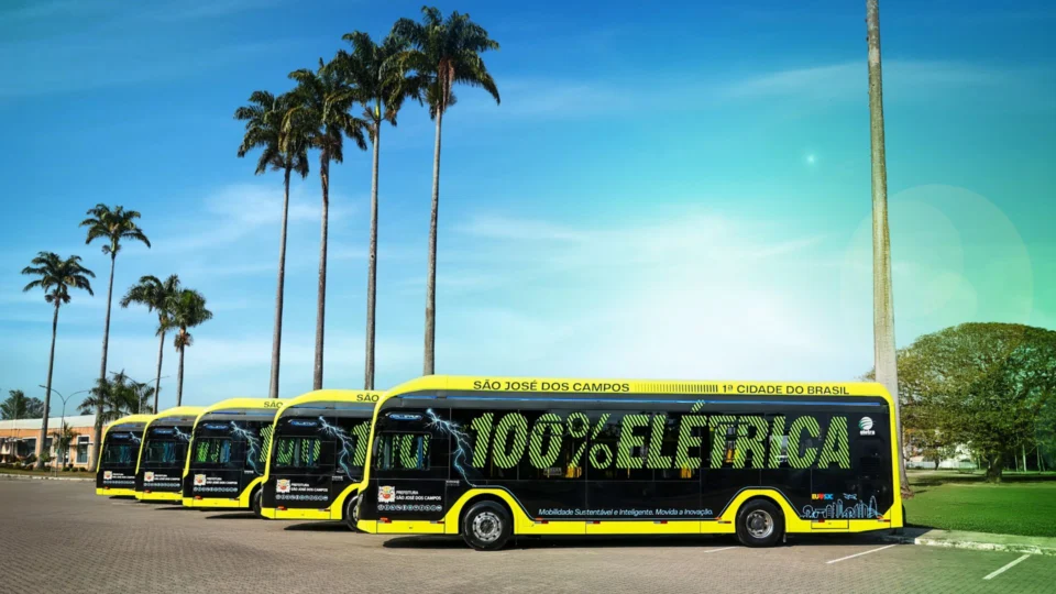 Os novos veículos oferecem viagens mais silenciosas, maior acessibilidade e tecnologia embarcada, reforçando a proposta de um transporte público mais eficiente e sustentável.