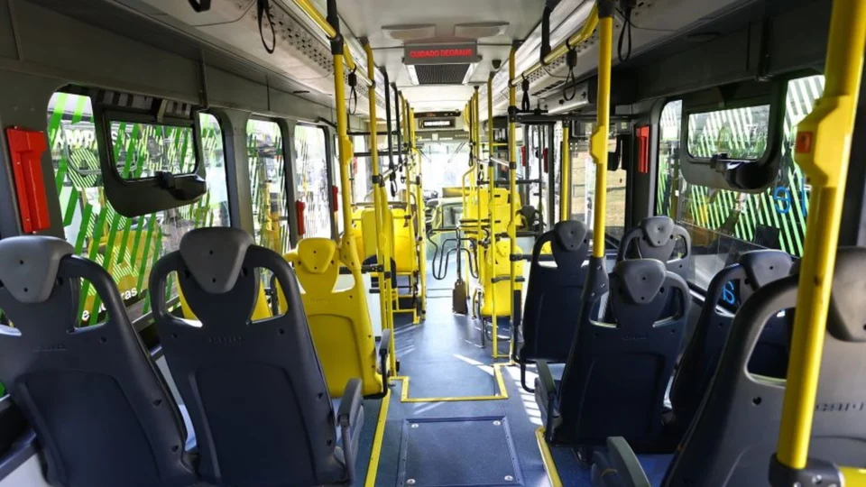 Ar-condicionado, piso baixo, tecnologia embarcada e mais conforto tornam a viagem mais agradável e acessível para todos os passageiros.