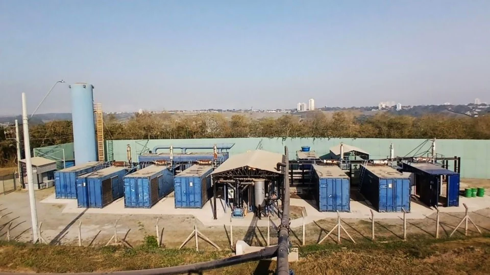 O biogás produzido no aterro sanitário integra as fontes de energia renovável que abastecerão a nova frota elétrica do transporte coletivo.