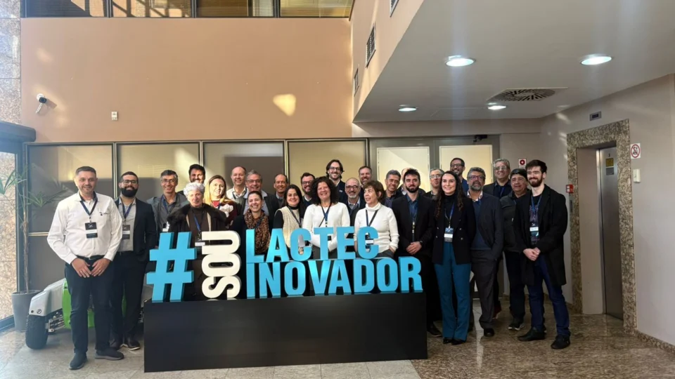 A colaboração entre ciência e indústria acelera o desenvolvimento de soluções inovadoras para os desafios tecnológicos do Brasil.