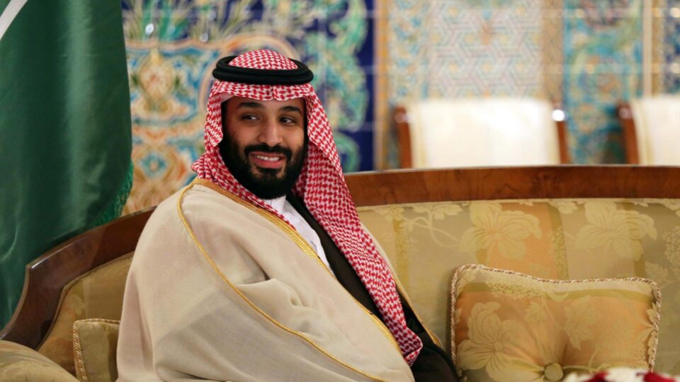 Arábia Saudita prende e condena pessoas que visitam o país devido a posts nas redes sociais