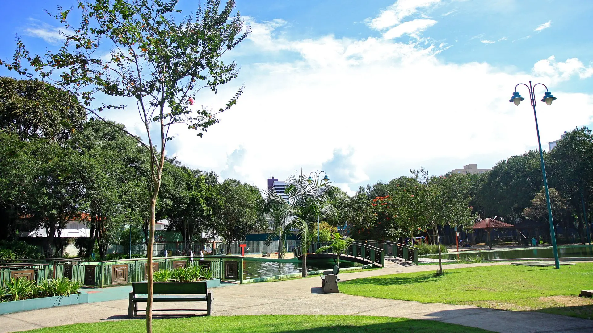 Áreas verdes e espaços públicos bem cuidados contribuem para tornar São José dos Campos uma referência em desenvolvimento urbano sustentável e bem-estar da população.