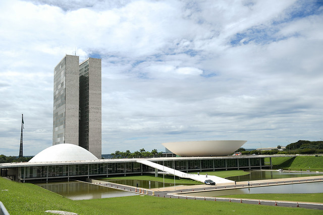 Governo paga R$ 18 bilhões em emendas e supera valor mínimo exigido pela lei