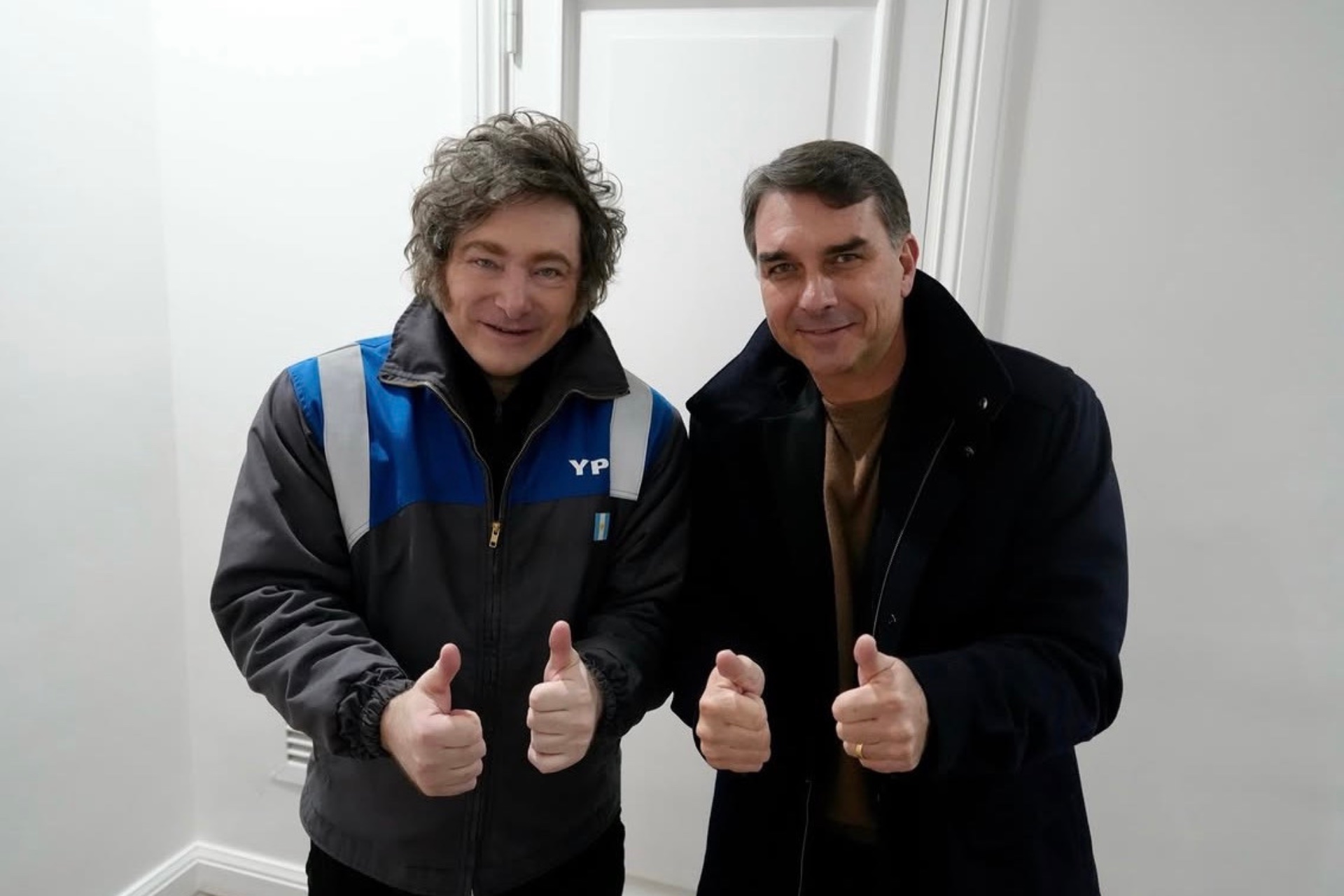 Milei publica foto com Flávio Bolsonaro e diz que “maré azul chegará ao Brasil”