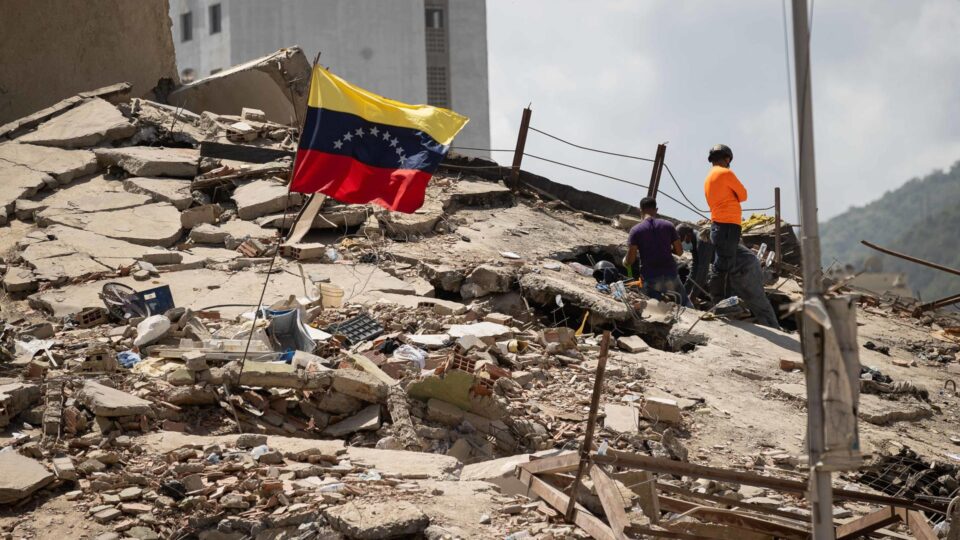 Venezuelanos se revoltam com militares por não ajudarem em resgates: “Para meter chumbo, vocês servem”