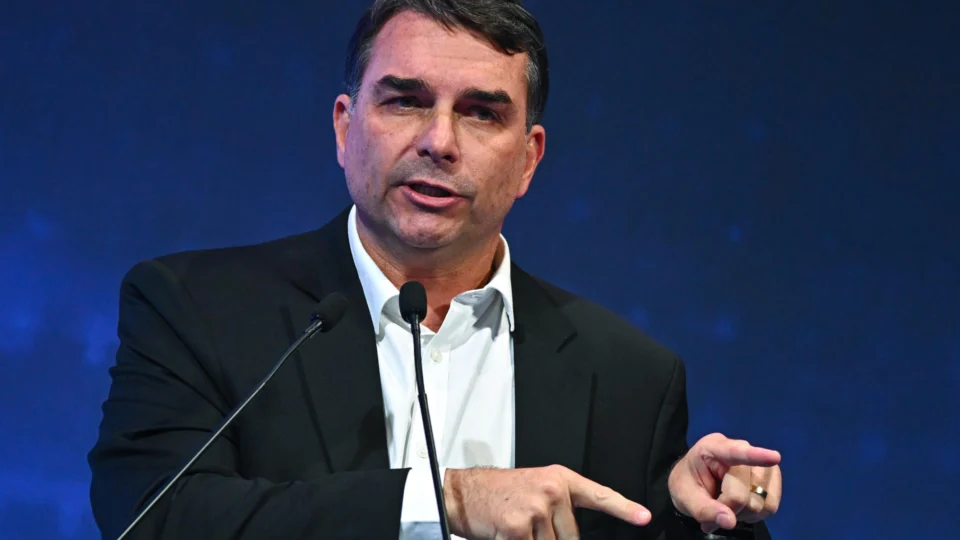 PF concluiu que senador cometeu crime de calúnia em postagem sobre relação entre Lula e Maduro.