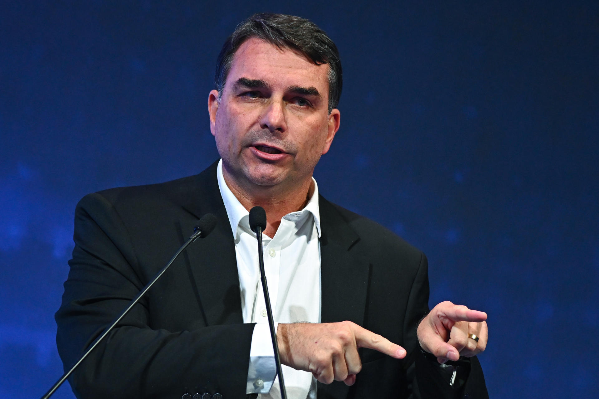 Moraes manda PGR se manifestar sobre inquérito contra Flávio Bolsonaro