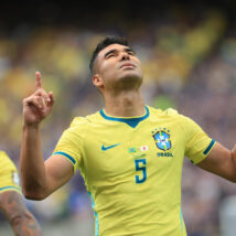 Casemiro comemora primeiro gol do Brasil na virada contra o Japão: vitória por 2 a 1 contraria previsão de economista que acertou campeões das últimas três edições da Copa do Mundo