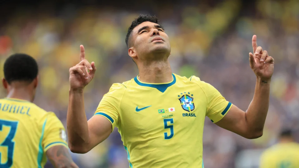 Casemiro comemora primeiro gol do Brasil na virada contra o Japão: vitória por 2 a 1 contraria previsão de economista que acertou campeões das últimas três edições da Copa do Mundo