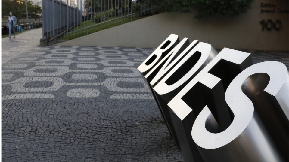 Governo registra déficit de R$ 53 bilhões puxado por queda de repasses do BNDES