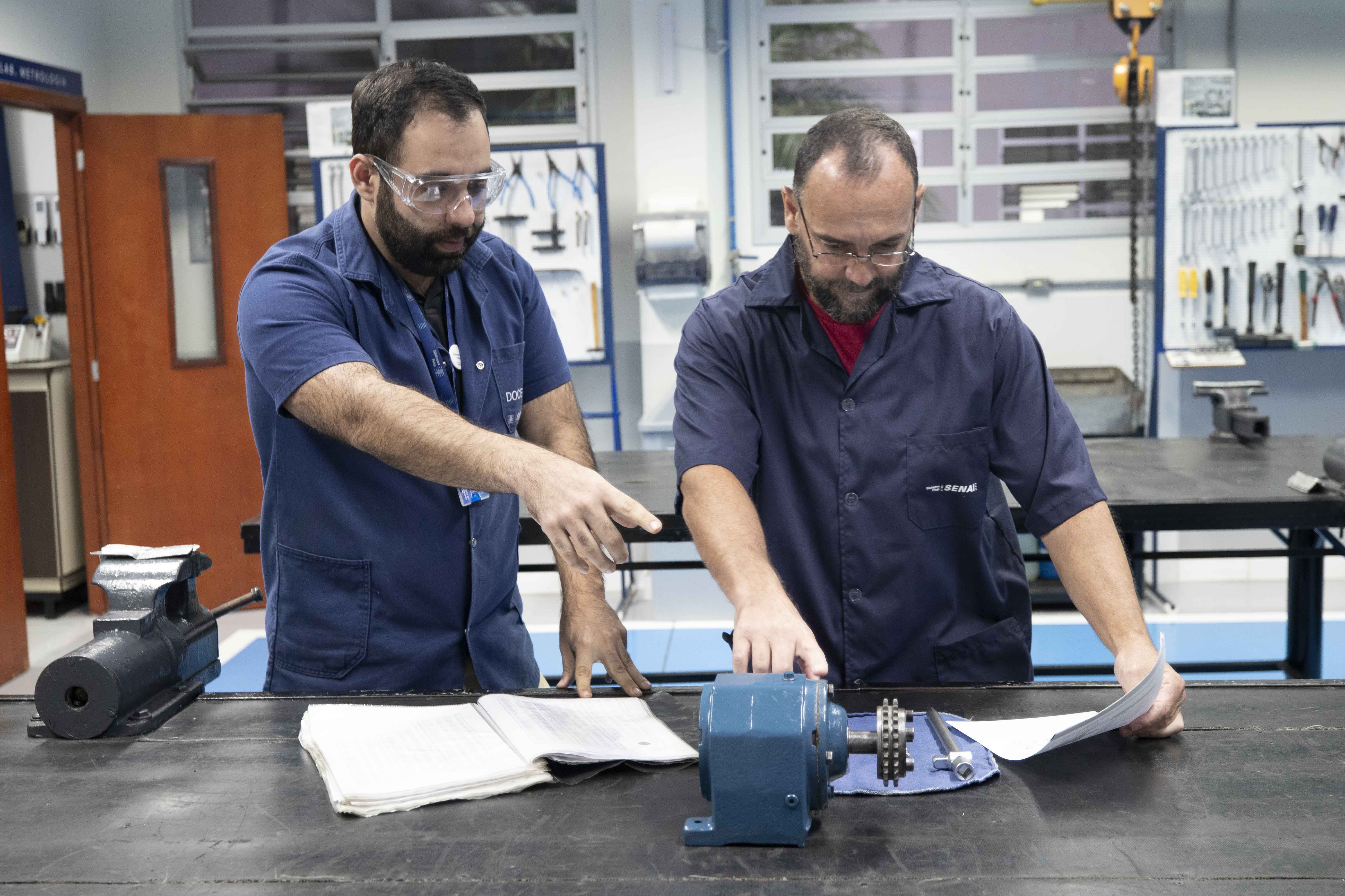 Em ambiente de formação técnica, profissionais realizam análise de procedimentos e equipamentos durante atividade desenvolvida no Centro de Treinamento do Senai Paraná, referência na qualificação de equipes da DAF Caminhões.