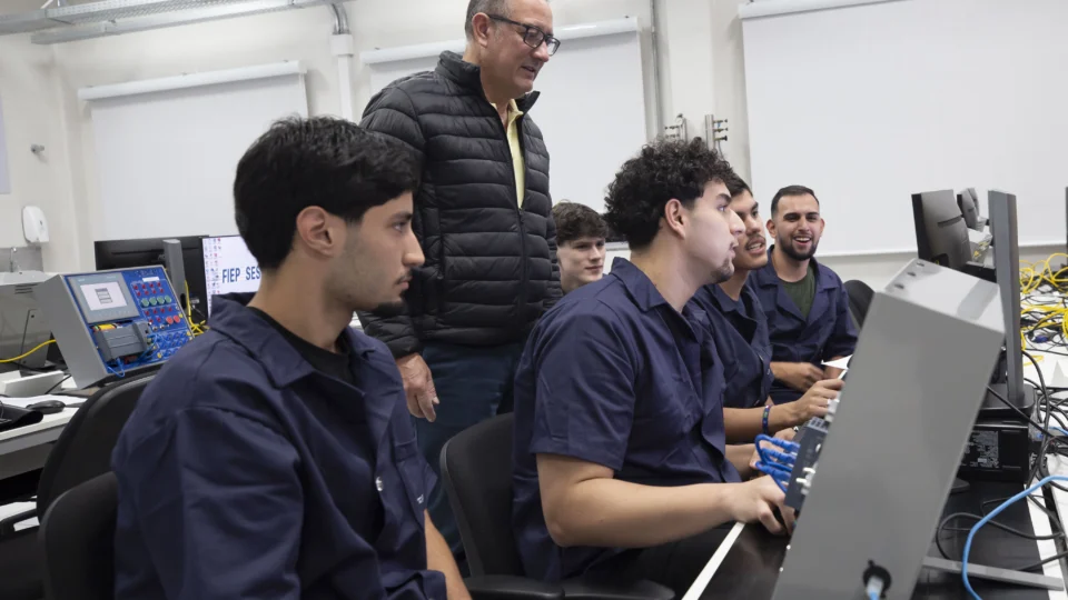 Alunos participam de aula prática em laboratório do Senai Paraná, com acompanhamento de instrutor, em uma formação alinhada às demandas da indústria e às novas tecnologias.