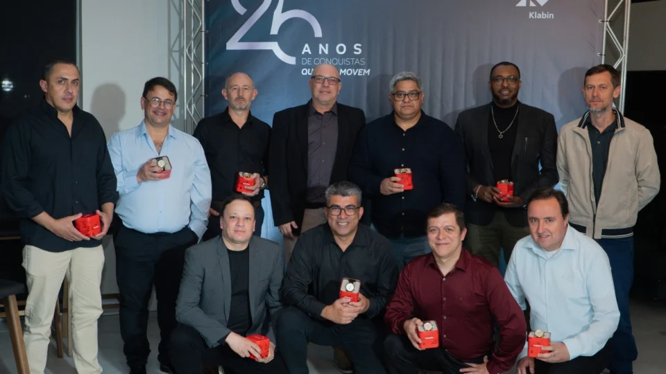Colaboradores homenageados durante a cerimônia de celebração dos 25 anos de atuação na Klabin. Da esquerda para a direita (em pé): Emerson Jose do Prado, Jeferson Carlos da Silveira, Lucas Giusepe Sales da Luz, Cristiano Garcia de Lima, Danilo Batista Lobato, Dilmar Almeida Araujo e Agnaldo Cordeiro Reway. Abaixo: Edilson Mendes Timotio, Claudio Adão Felicio, Ariston Pereira da Silva e Jorge Sovinski de Andrade
