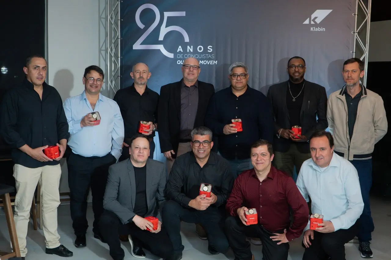 Colaboradores homenageados durante a cerimônia de celebração dos 25 anos de atuação na Klabin. Da esquerda para a direita (em pé): Emerson Jose do Prado, Jeferson Carlos da Silveira, Lucas Giusepe Sales da Luz, Cristiano Garcia de Lima, Danilo Batista Lobato, Dilmar Almeida Araujo e Agnaldo Cordeiro Reway. Abaixo: Edilson Mendes Timotio, Claudio Adão Felicio, Ariston Pereira da Silva e Jorge Sovinski de Andrade