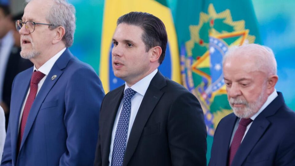 Motta recebe projeto de Lula que amplia teto do MEI e permite dois funcionários