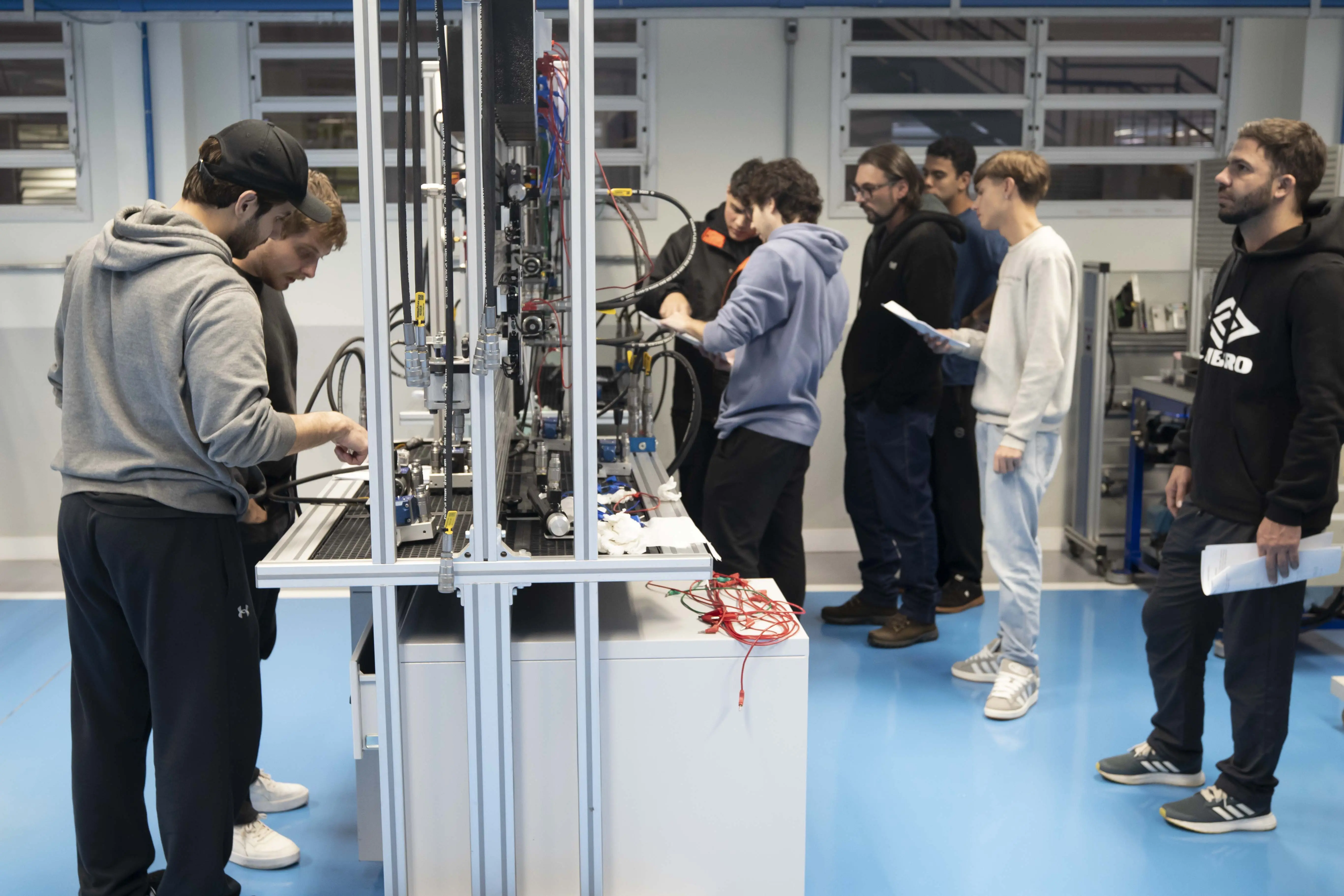 Capacitação prática prepara profissionais para atuar em uma indústria cada vez mais tecnológica, unindo conhecimento técnico e aplicação em situações reais.