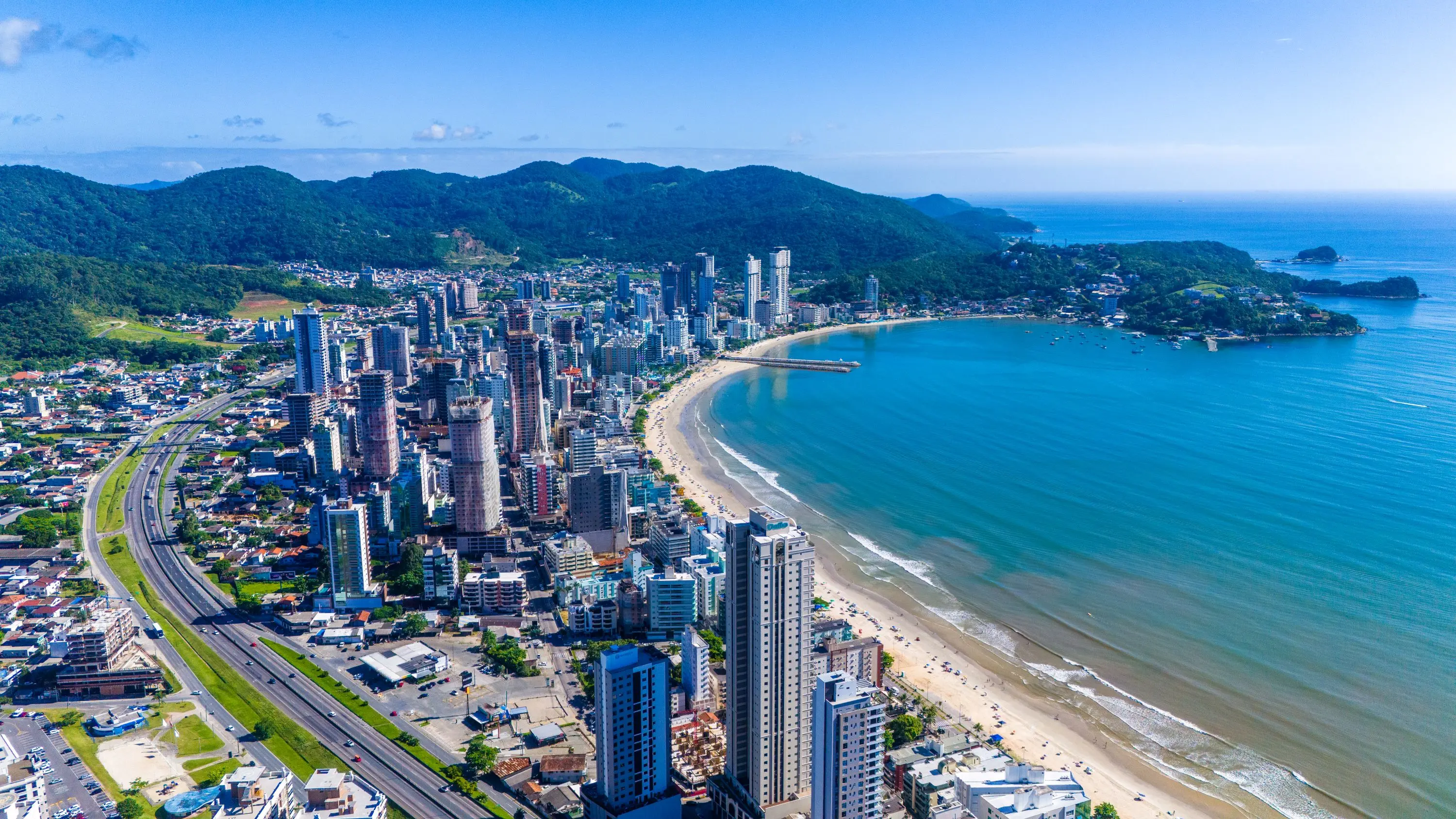 Imóveis de frente para o mar em Itapema já bateram a faixa de 20 a 30 milhões de reais