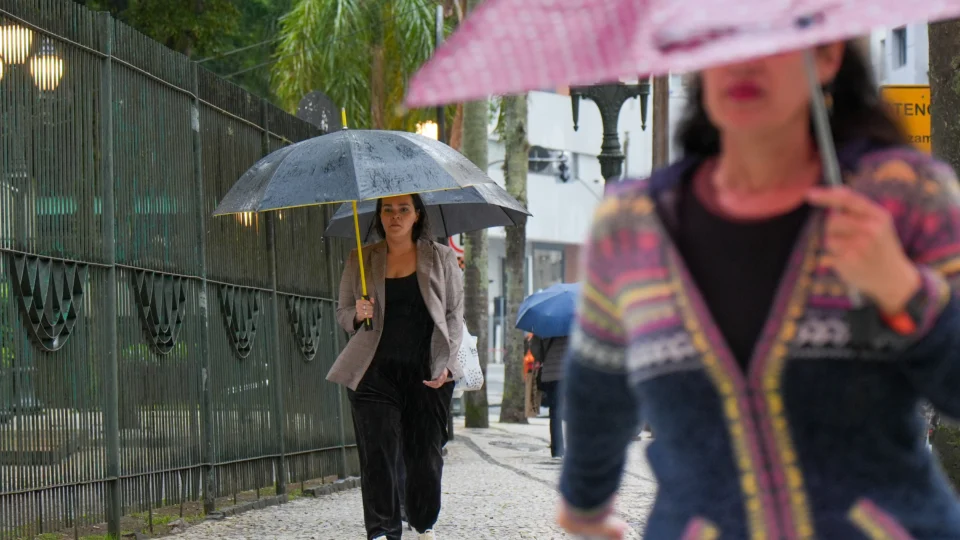 Chuvas fortes causam estragos no Paraná e atingem sete cidades.