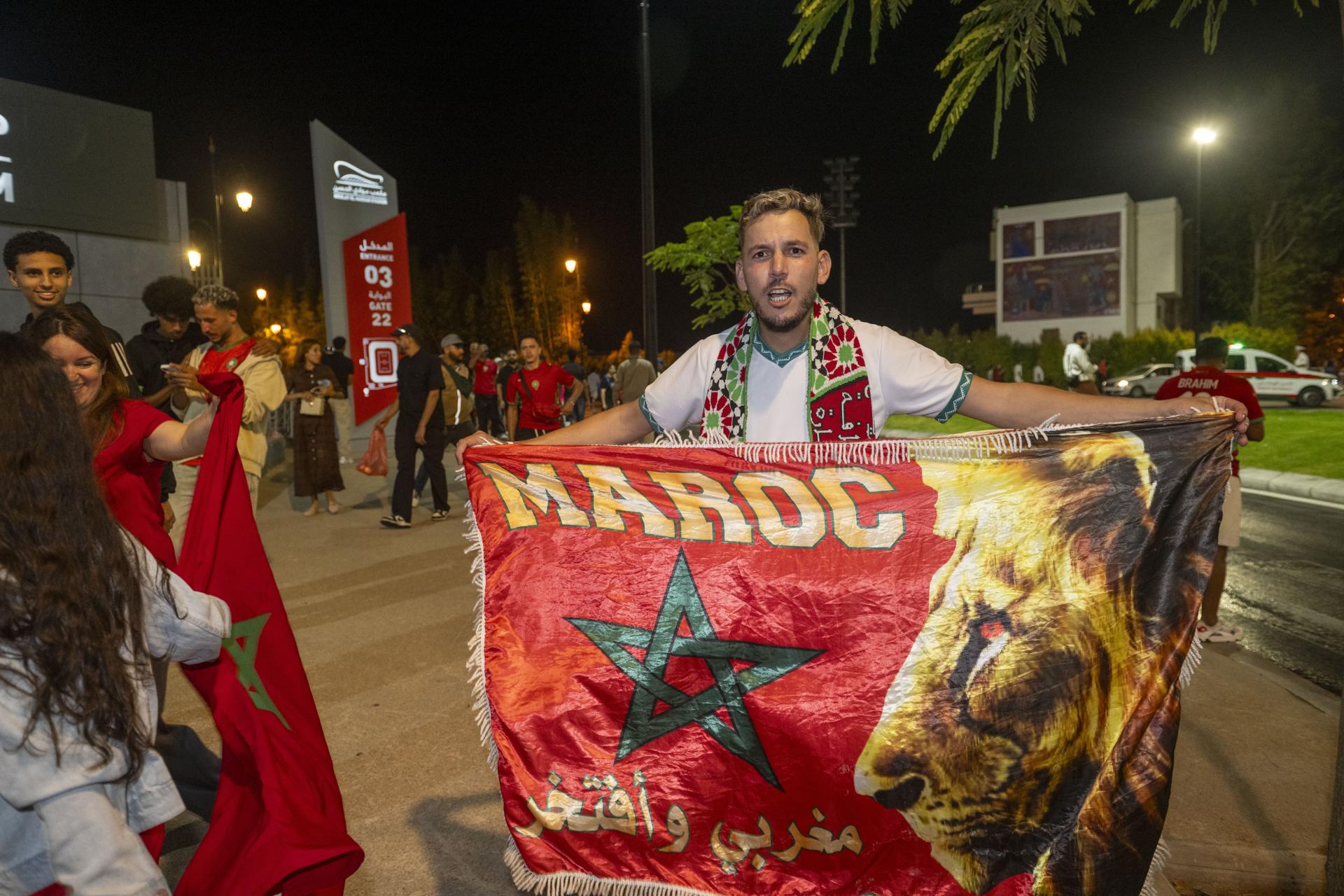 Torcedor comemora classificação de Marrocos em partida que eliminou Holanda (Países Baixos) da Copa do Mundo de 2026. Modelo matemático criado pelo economista Joachim Klement previa Holanda campeã