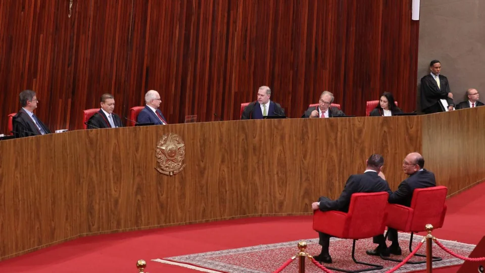 Ministros do STF querem controlar ações do TSE nas eleições de 2026.