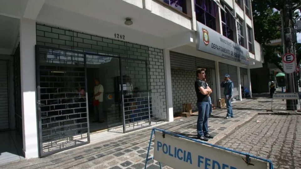 Justiça reintegra posse de antigo prédio da PF invadido há meses no centro de Curitiba