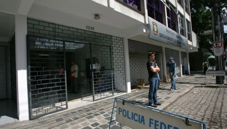 Reintegração de posse desocupa antiga sede da PF no Centro de Curitiba.