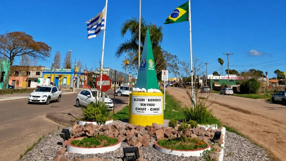Sem muros ou cancelas, Chuí e Chuy dividem a mesma avenida em uma fronteira viva de sotaques e culturas.