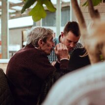 Sob o pretexto de ajudar na administração dos bens, filhos podem manipular os idosos e se apropriar de seu patrimônio. Imagem referente a matéria