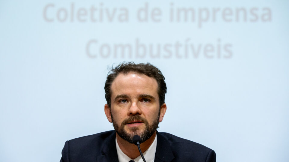 Subvenção de R$0,35 por litro de diesel termina nesta quarta-feira, diz Durigan