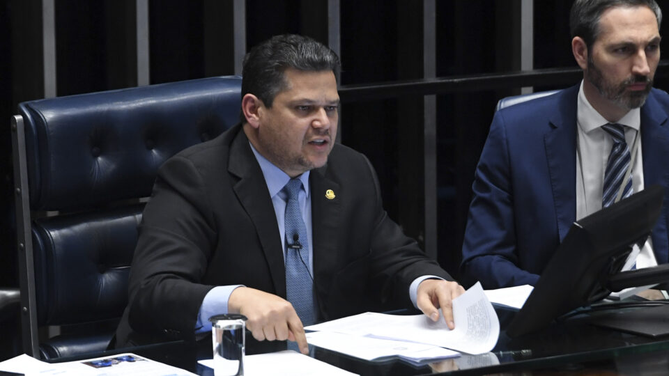 Alcolumbre rebate esquerda e critica uso eleitoral da PEC da 6×1