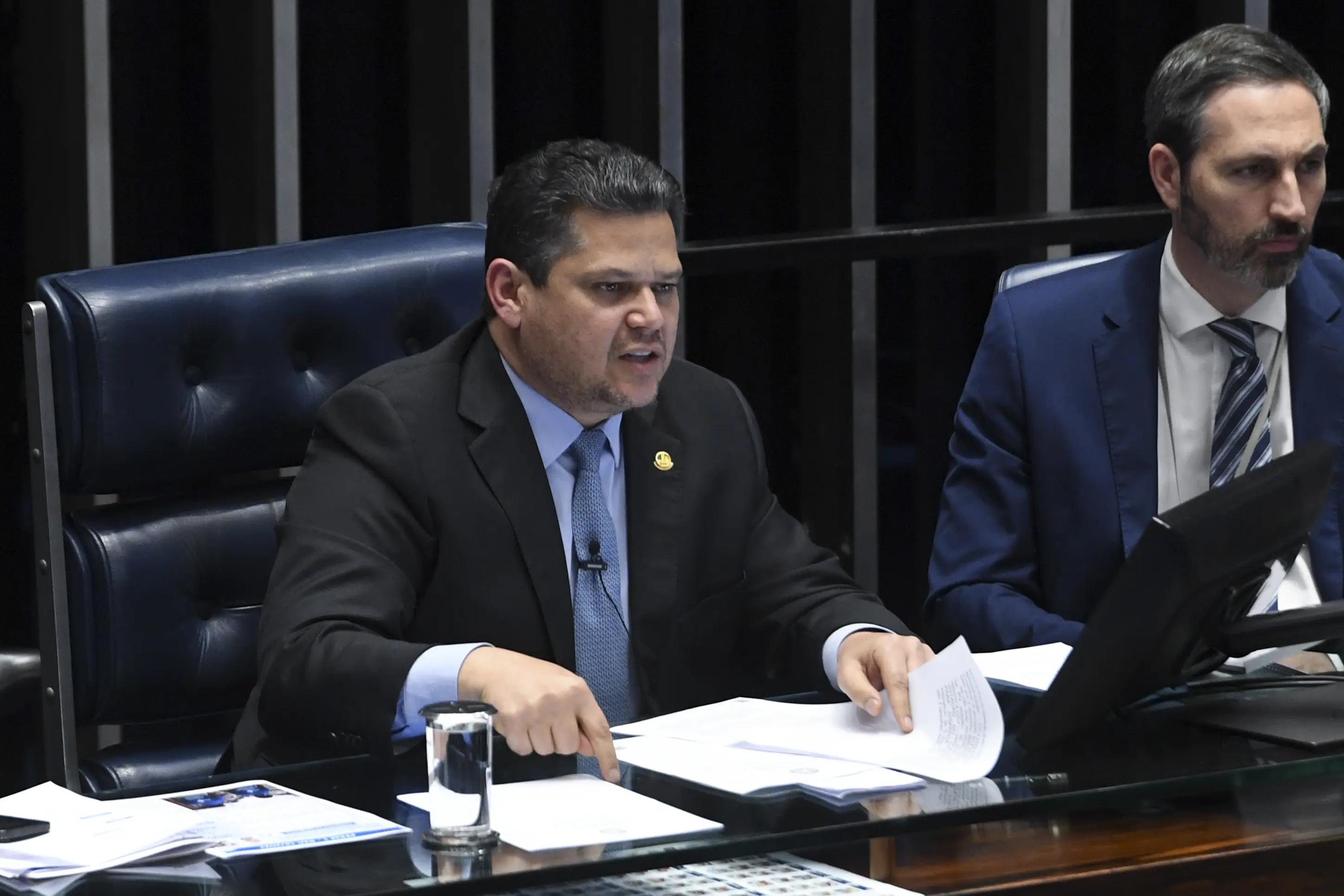 Sem citar nomes, presidente do Senado mencionou pedido de pressão por "autoridade importante".