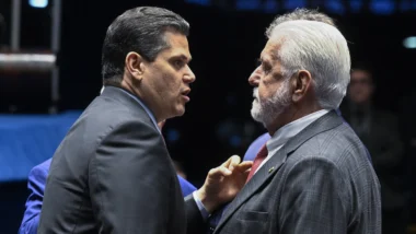 Presidente do Senado saiu em defesa do petista e alegou que operação esbarra no mandato.